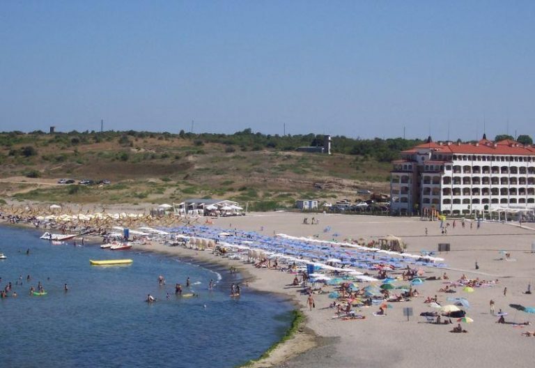 Проучване: 27% от работещите българи не могат да си позволят почивка