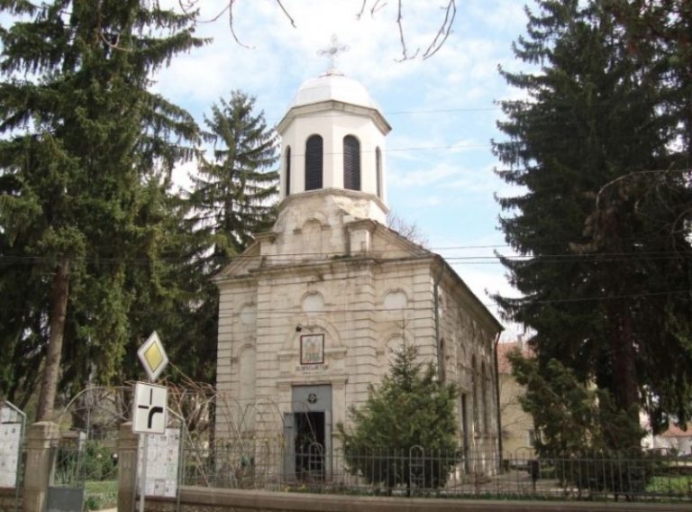 Обновяват пет храма в Разградско