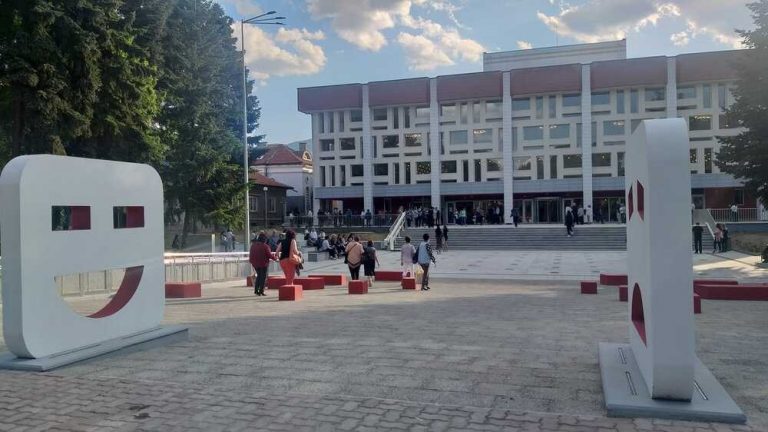 За близо 6 млн. лв.: Реновираха театъра в Кюстендил и пространството около него