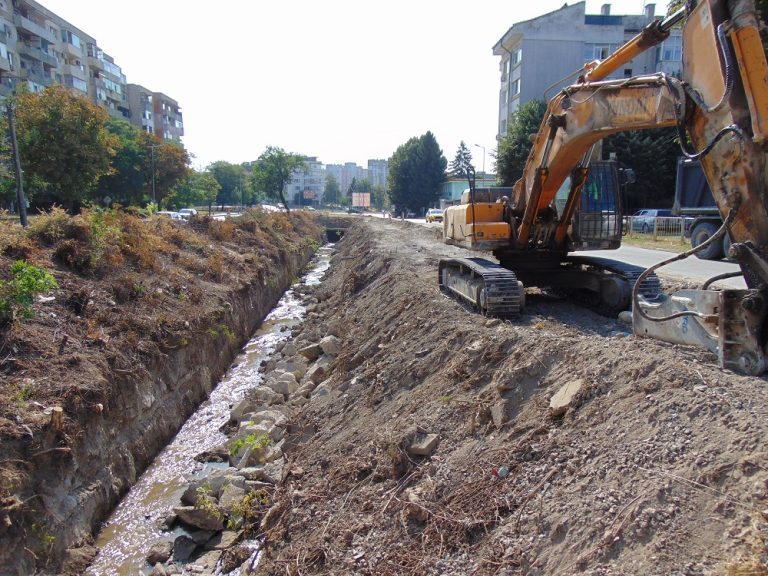 Облагородяват пространството около река Енчова в Шумен