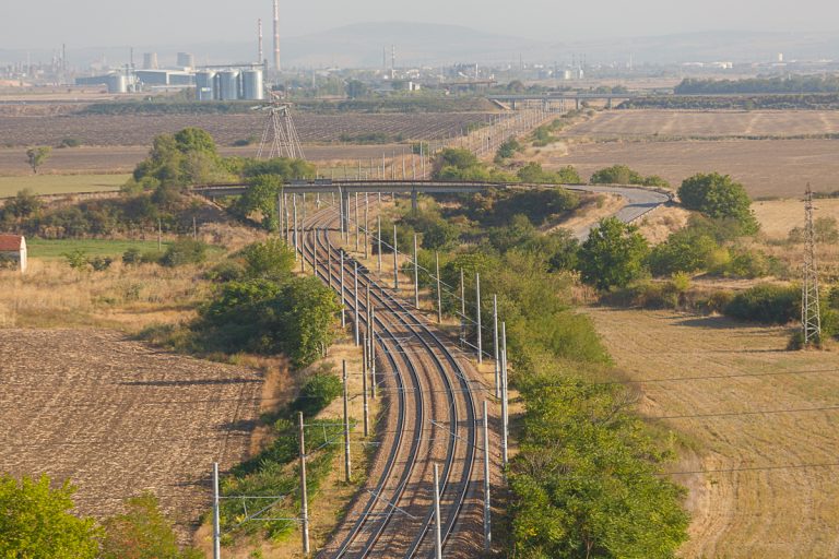 Започна строителството на два надлеза в жп участъка Безмер – Завой