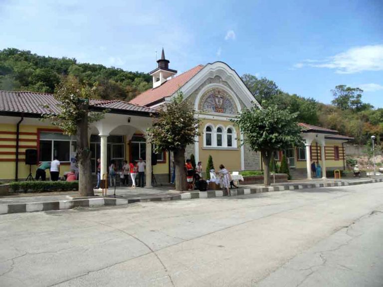 Реновираха Обществената баня в с. Минерални бани