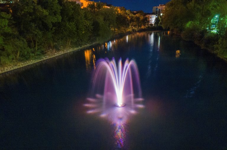 Светещи фонтани украсяват водата на река Тунджа в Ямбол