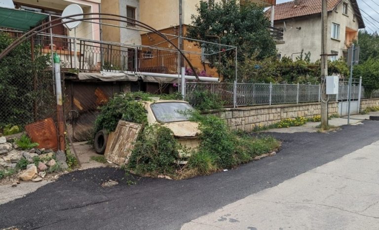 Уникално творение: „Запечатаха” с асфалт стара кола в Софийско