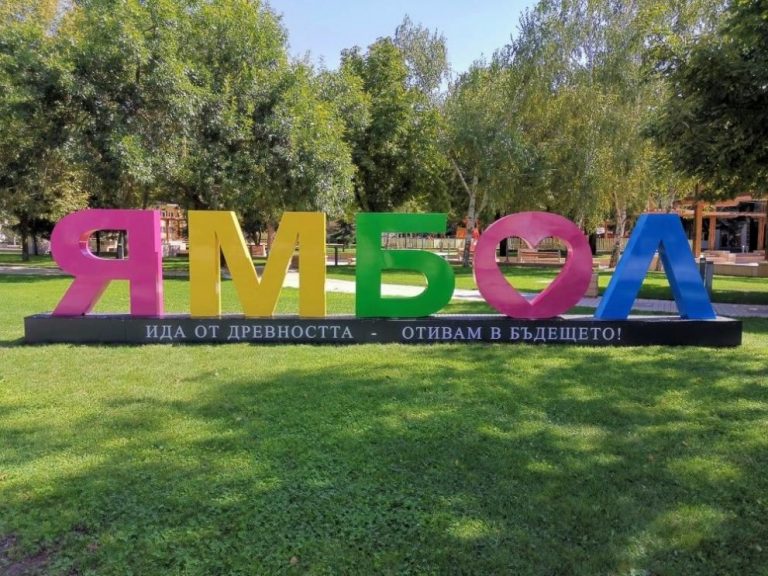 Слагат знакови творби на двама скулптори на входно-изходните пътни артерии на Ямбол