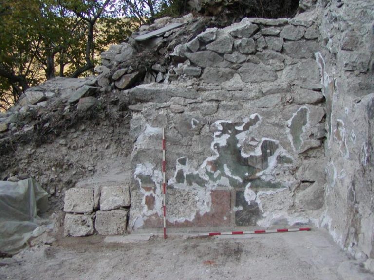 Археолози откриха части от стенописи край Твърдица