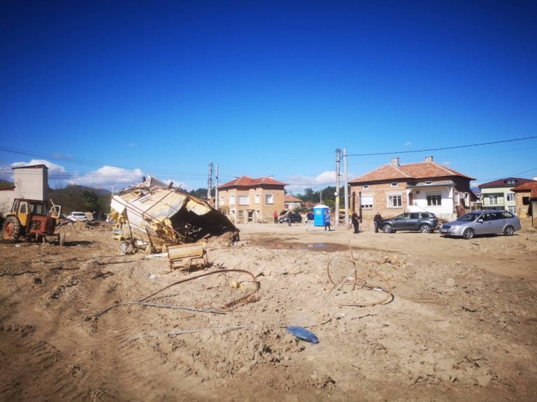 Пристигат първите жилищни фургони в Каравелово