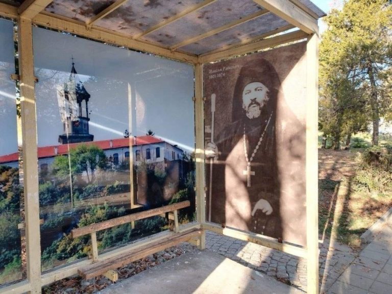 Автобусни спирки в Лясковец с ликове на будители