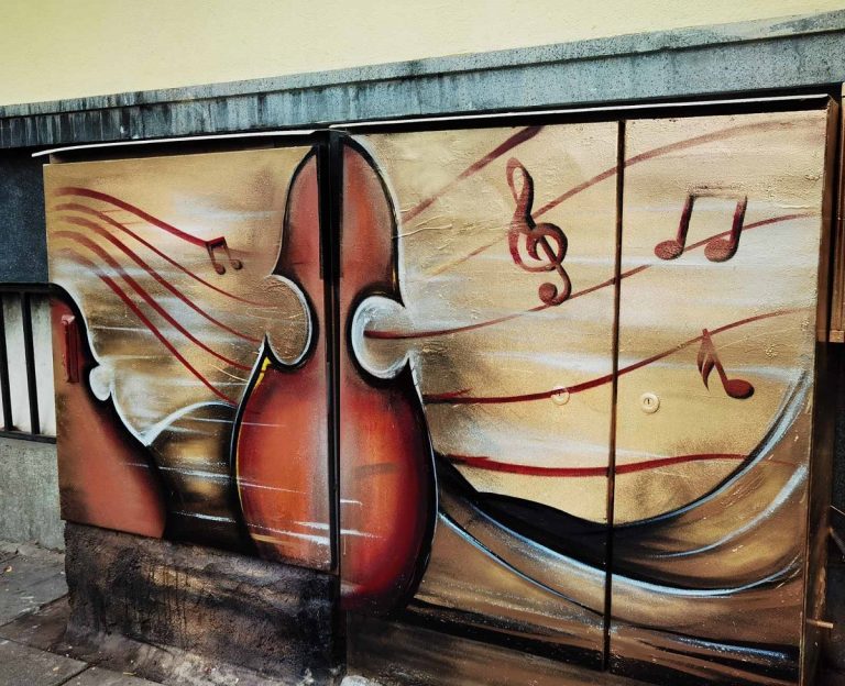 Превърнаха грозни електрически табла в „музикални инструменти“