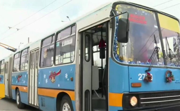 Дядо Коледа вози столичани с празничен „Икарус“