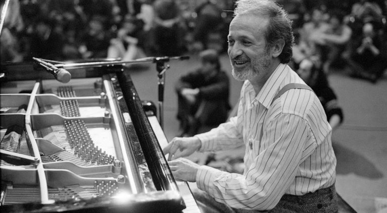 Кръщават алея и учредяват ежегодна награда на името на маестро Милчо Левиев в Пловдив