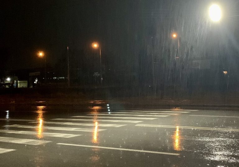 Монтират осветление на пешеходните пътеки в Сливен