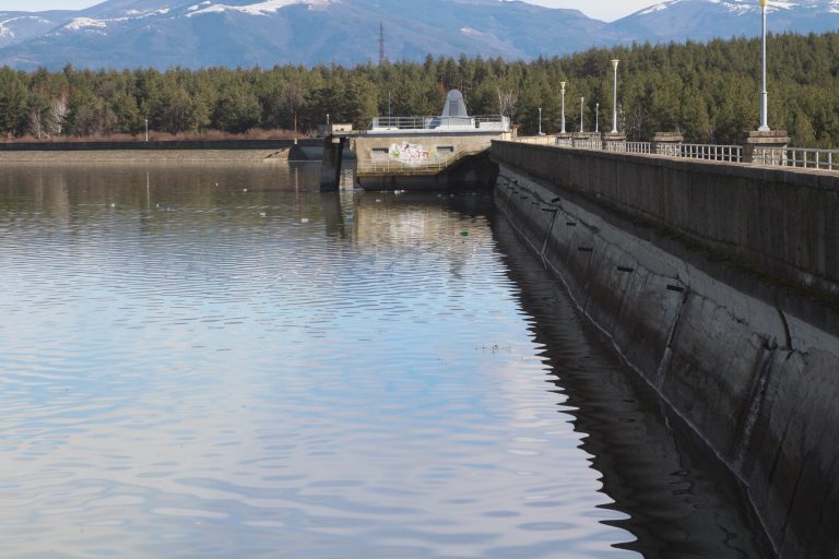 Спешно укрепват пречиствателната станция на яз. „Ясна поляна“