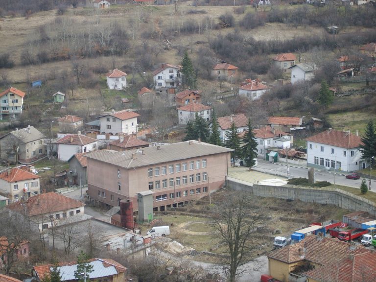 Изграждат довеждащ водопровод в пернишкото село Кралев дол