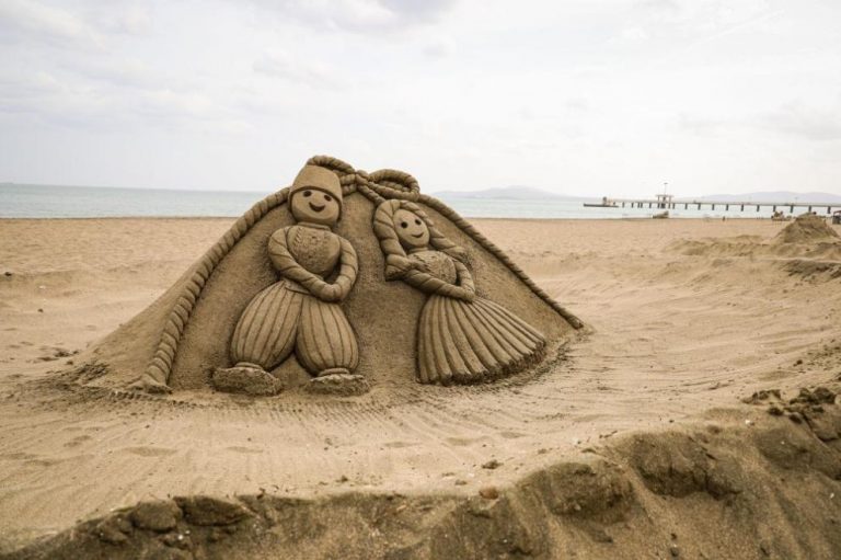 За Баба Марта: Пясъчни Пижо и Пенда на плажа в Бургас