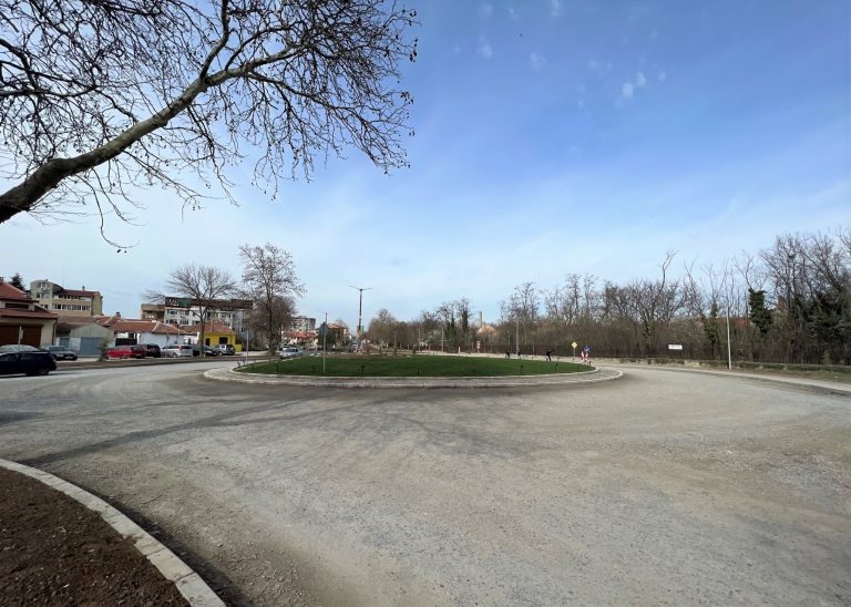 Асфалтират поетапно кръгово кръстовище до Комплекса за социални услуги в Ямбол