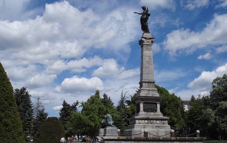 Паметник – светиня в Русе се руши