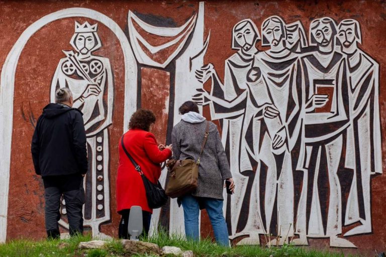 Екип към Фондация „Балканско наследство“ обследва 100 паметника на монументалното фасадно изкуство в България