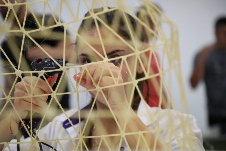 Ученици строят кули от спагети в Националното състезание „Varna Spaghetti Engineering“