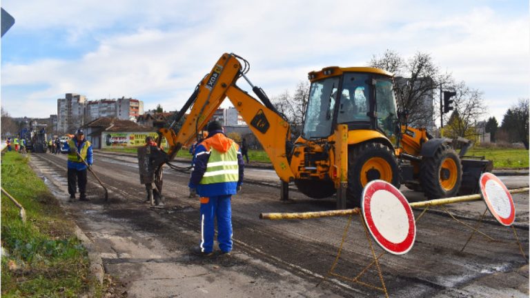Ремонтират централната улица в с. Орешак, водеща към Троянския манастир