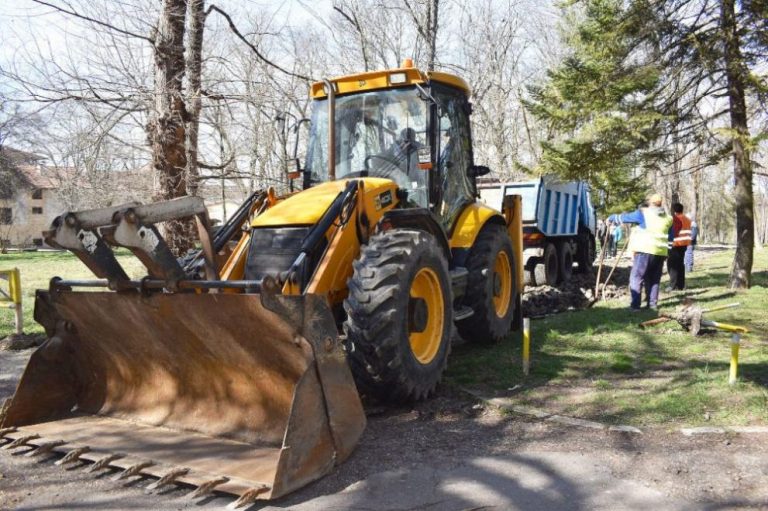 Ремонтират алеите в Градския парк в Разград