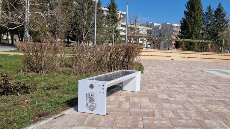 Монтираха нови „умни“ пейки в Търговище