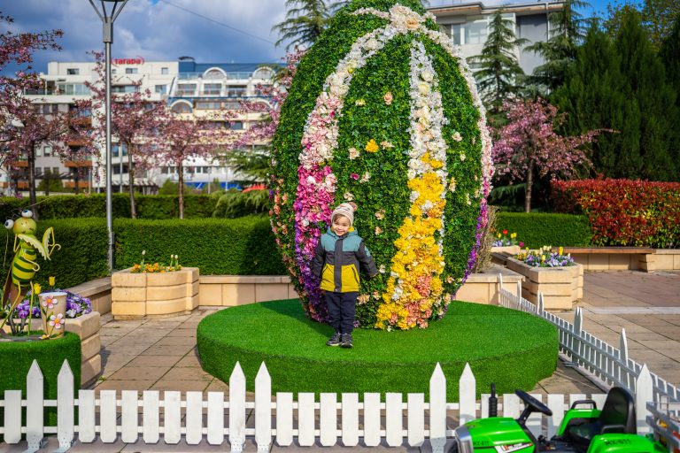Най-големите великденски яйца от цветя в България красят Ямбол