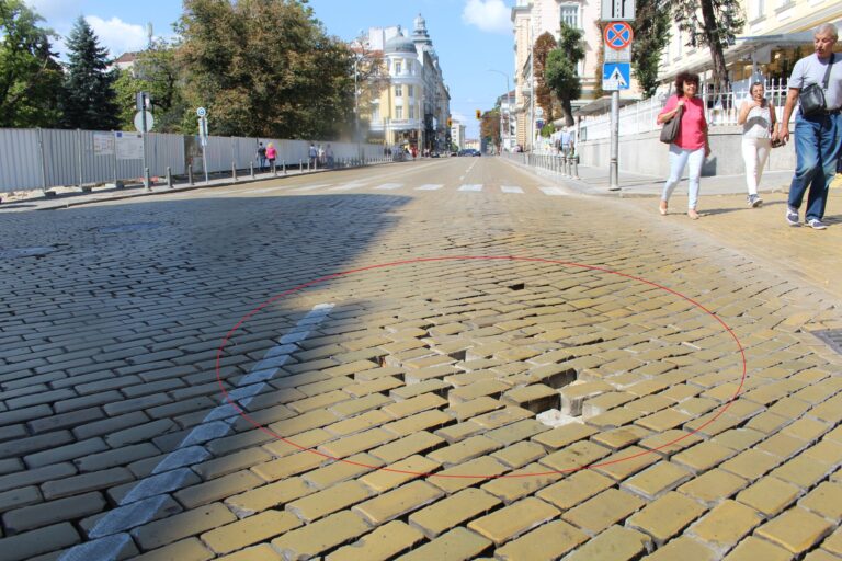 Пренареждане – ПОРЕДНО! Затварят част от бул. “Цар Освободител”заради жълтите павета