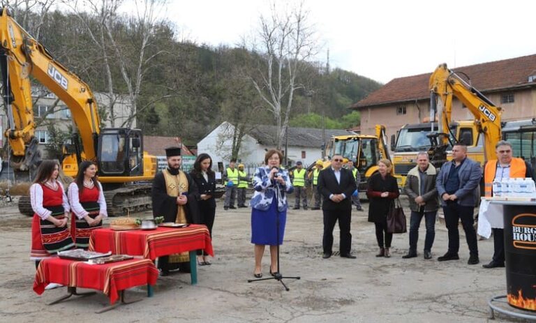 Започна реконструкция на централния кооперативен пазар в Троян