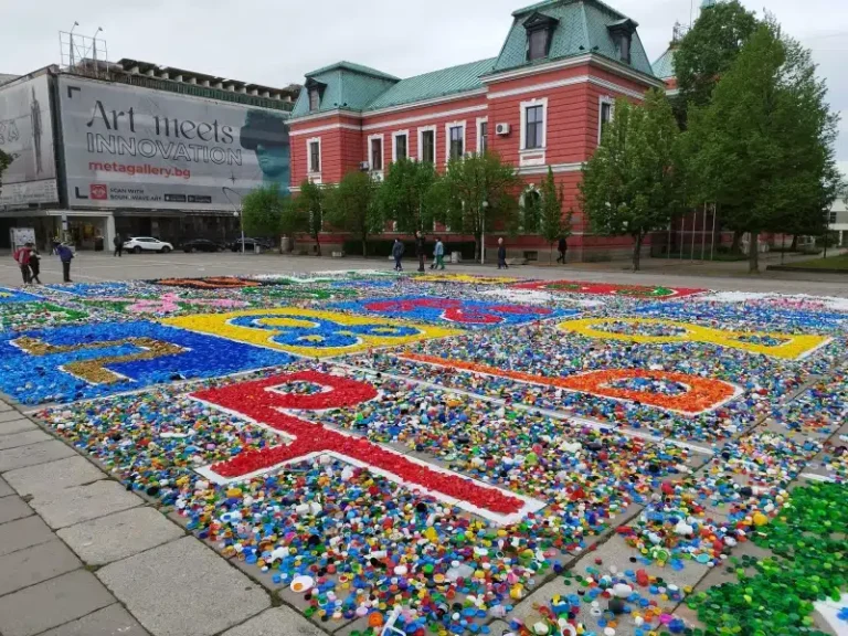 Ученици изписаха глаголицата на пано от 1 декар