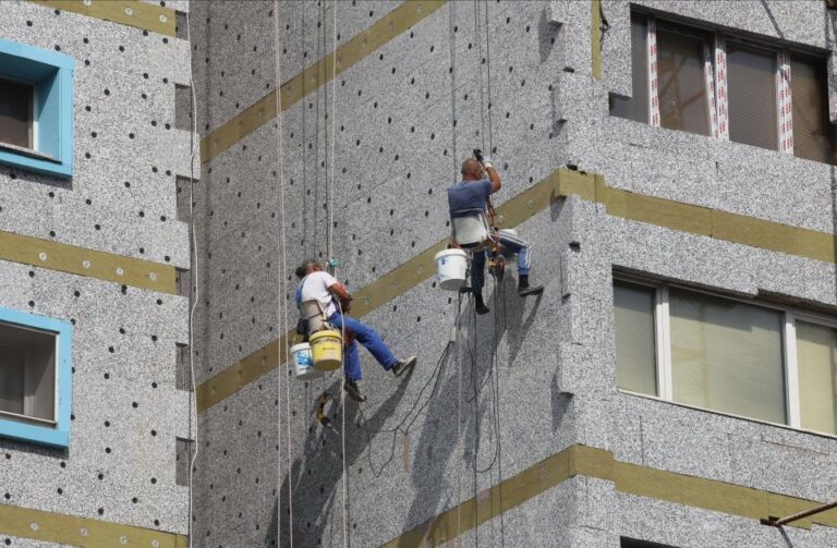 Санирането с пари от бюджета спира