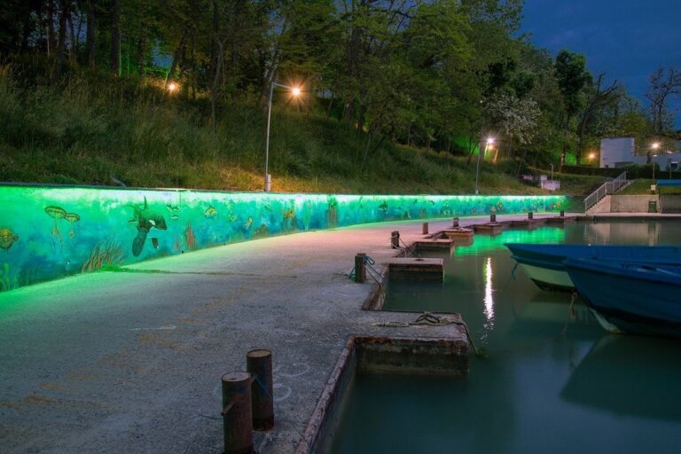 Приморско привлича туристи със светещи стенописи