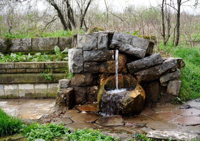 Кауза: Доброволци почистват обществени чешми в различни населени места