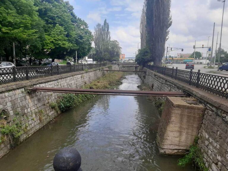 Почистват речните корита на територията на Плевен