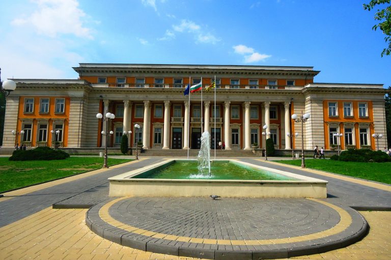 Ремонтират Двореца на културата в Перник