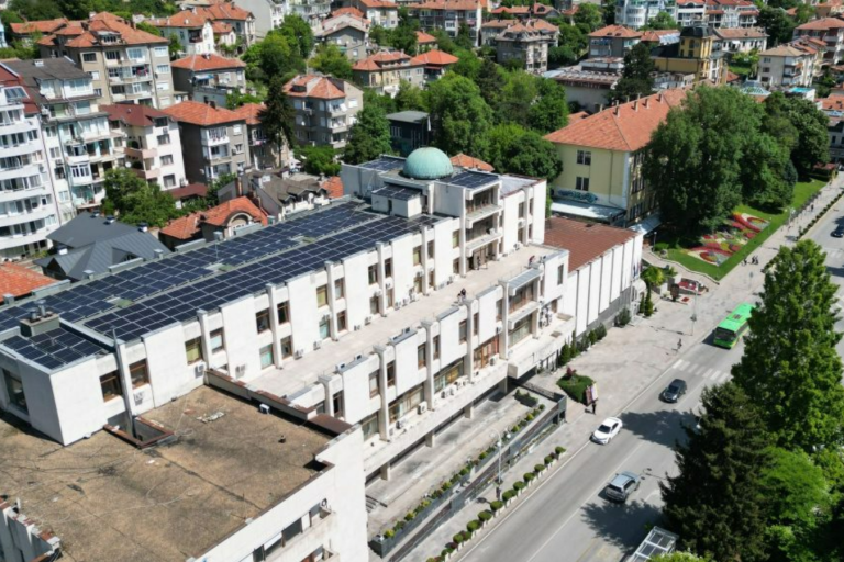 Покривът на Община Велико Търново вече произвежда по 100 Kw ток на час