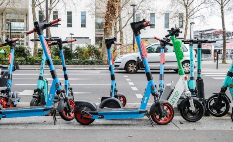 Париж казва ADIEU на електрическите тротинетки под наем