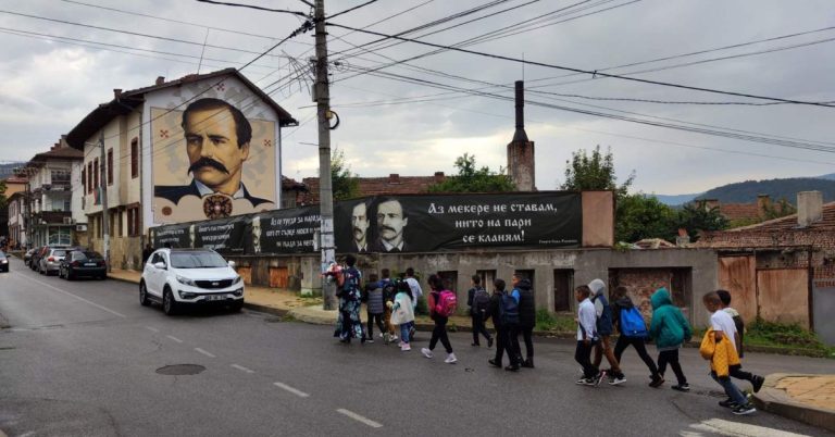 Котел: 15-метров портрет на Георги Раковски изрисуваха Nasimo и Sve