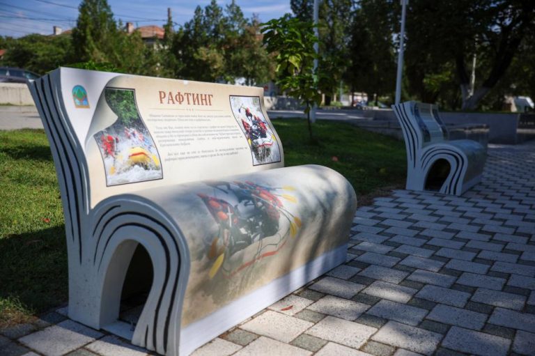 Атрактивни пейки показват забележителностите и туристическите обекти в Симитли