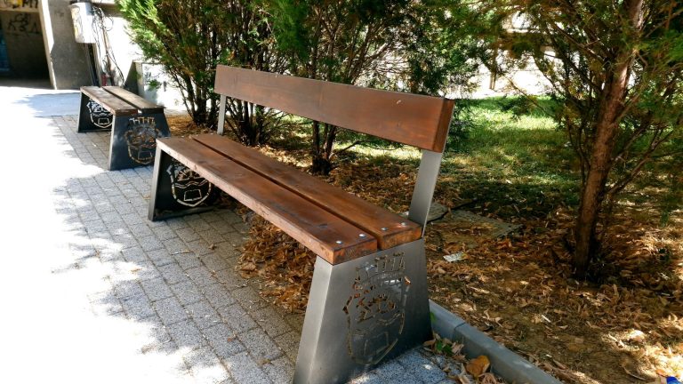 С нови пейки облагородяват района на ул. „Св. Св. Кирил и Методий“ в Габрово