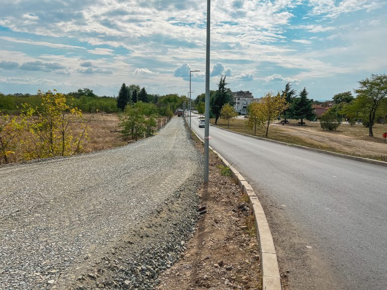 Правят комбинирани вело и пешеходни алеи в Ямбол