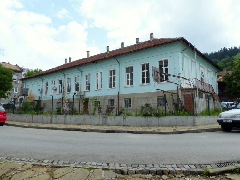 Габрово иска средства за ремонт на покрива на Палаузовото училище
