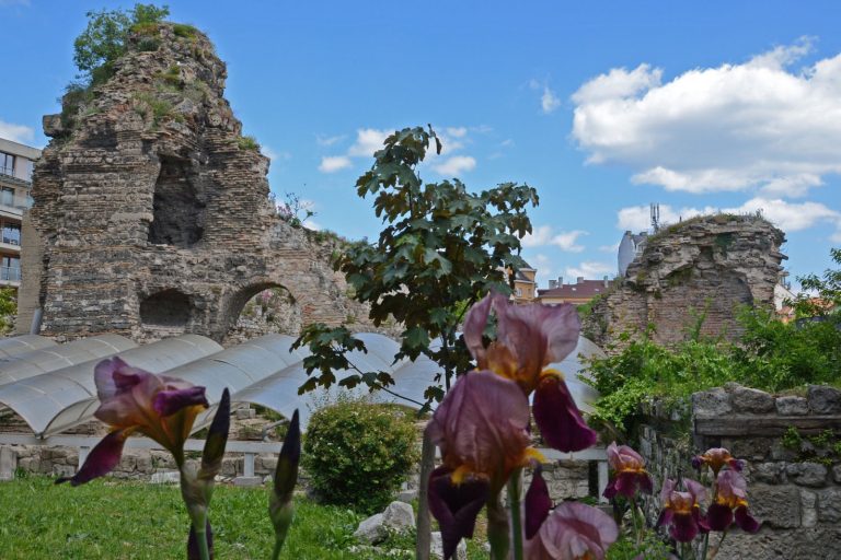 Укрепват античната кула на Римските терми във Варна