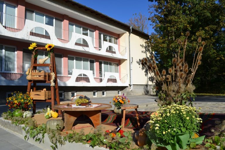 Нови детски площадки радват децата на Троян