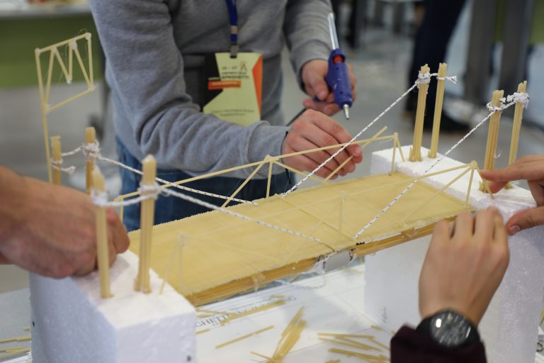 Отваряеми мостове от спагети правят на състезание „Varna Spaghetti Engineering“