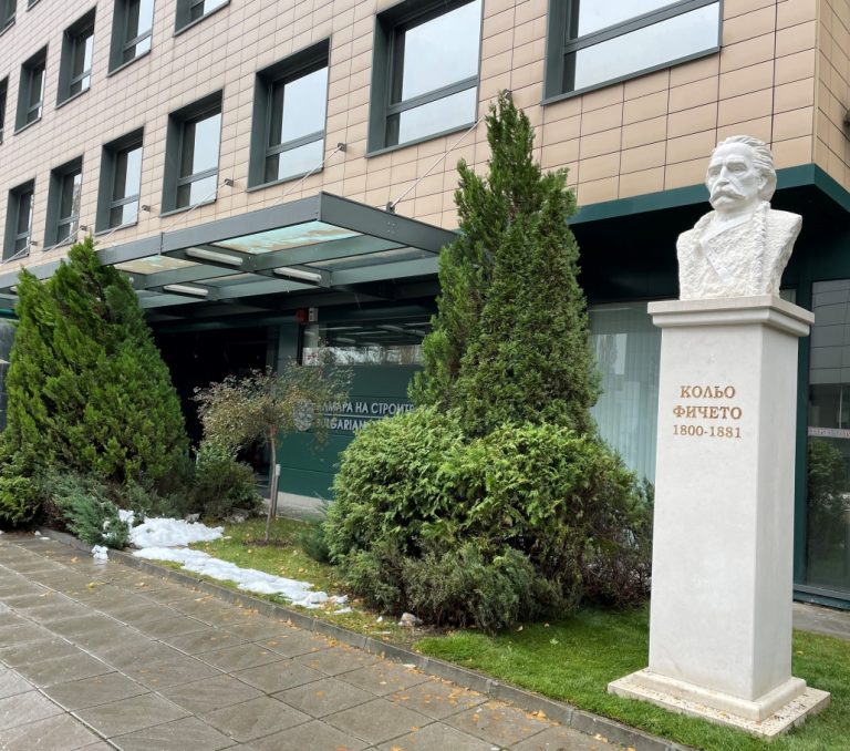 Откриват паметник на Колю Фичето пред сградата на КСБ