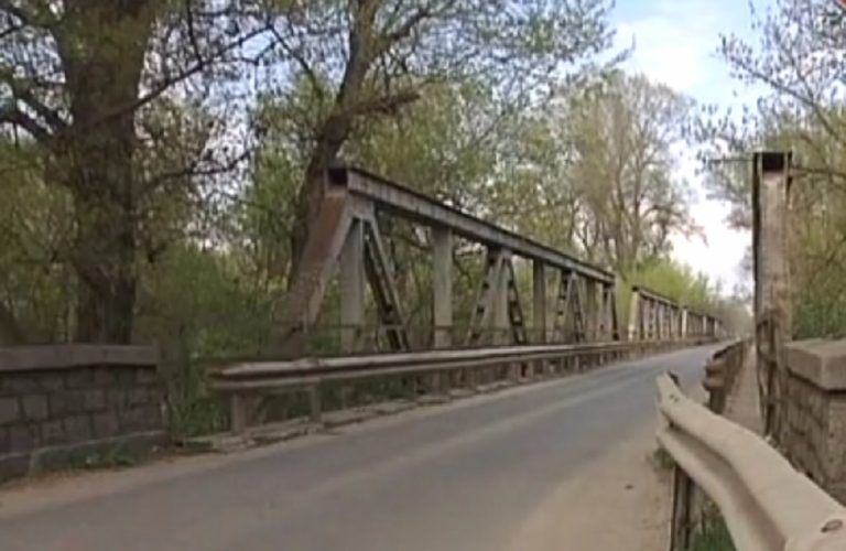 Затварят за бърз ремонт моста на Първомай