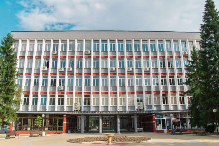 Подобряват енергийните характеристики на Младежкия център в Димитровград