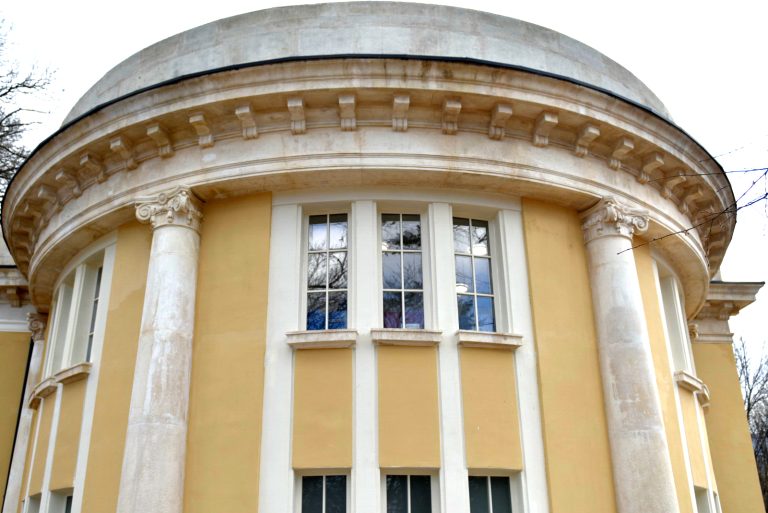 Продължава реставрацията на минерална баня „Овча купел“