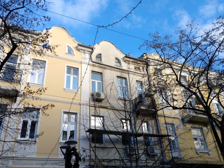 Обновяват още една стара сграда на главната улица в Бургас